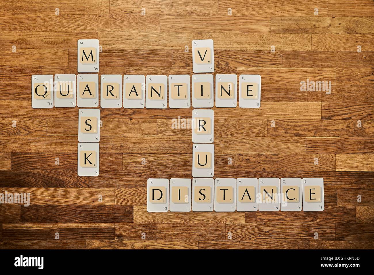 Scrabble lettere carte ortografia la corona covid 19 Pandemic parole correlate quarantena, maschera, virus, distanza Foto Stock