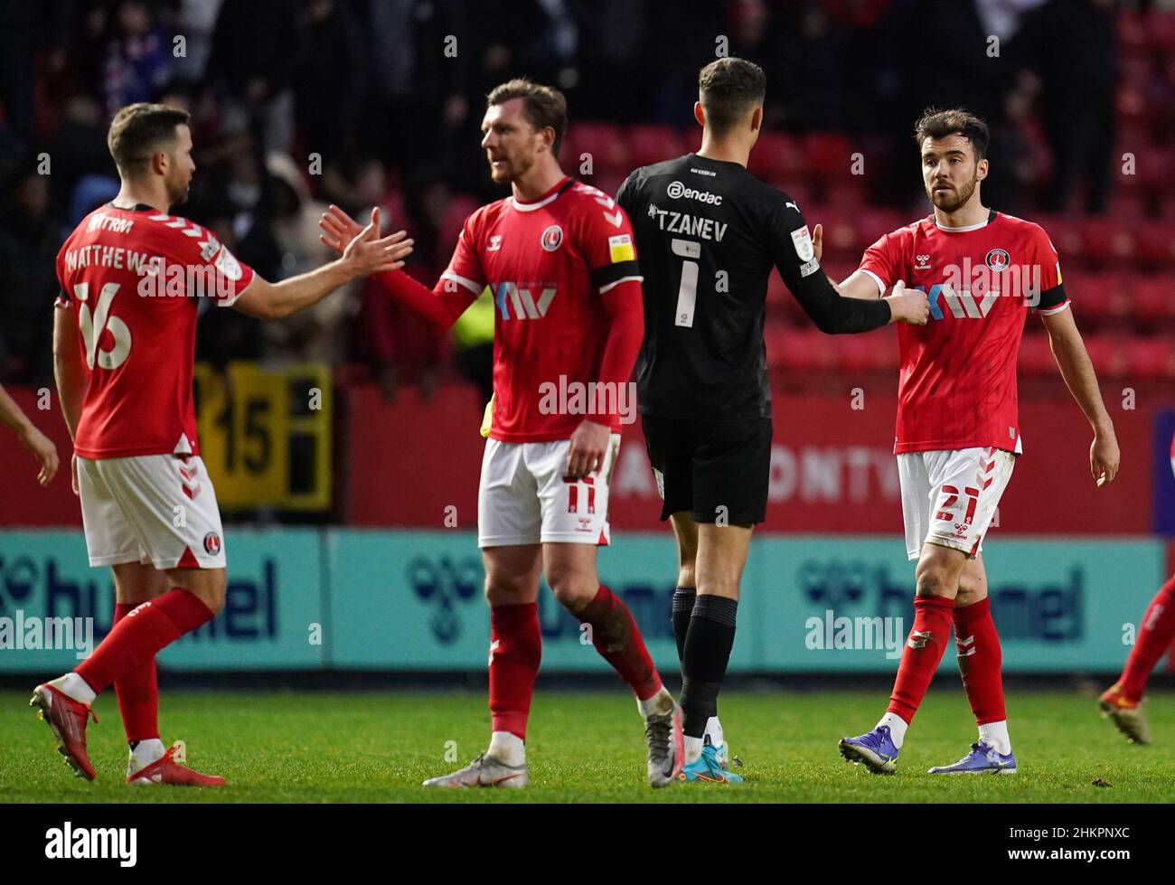 I giocatori di Charlton Athletic (da sinistra a destra) Adam Matthews, Alex Gilbey, Craig MacGillivray e Scott Fraser si congratulano a vicenda dopo la partita della Sky Bet League One alla Valley di Londra. Data foto: Sabato 5 febbraio 2022. Foto Stock