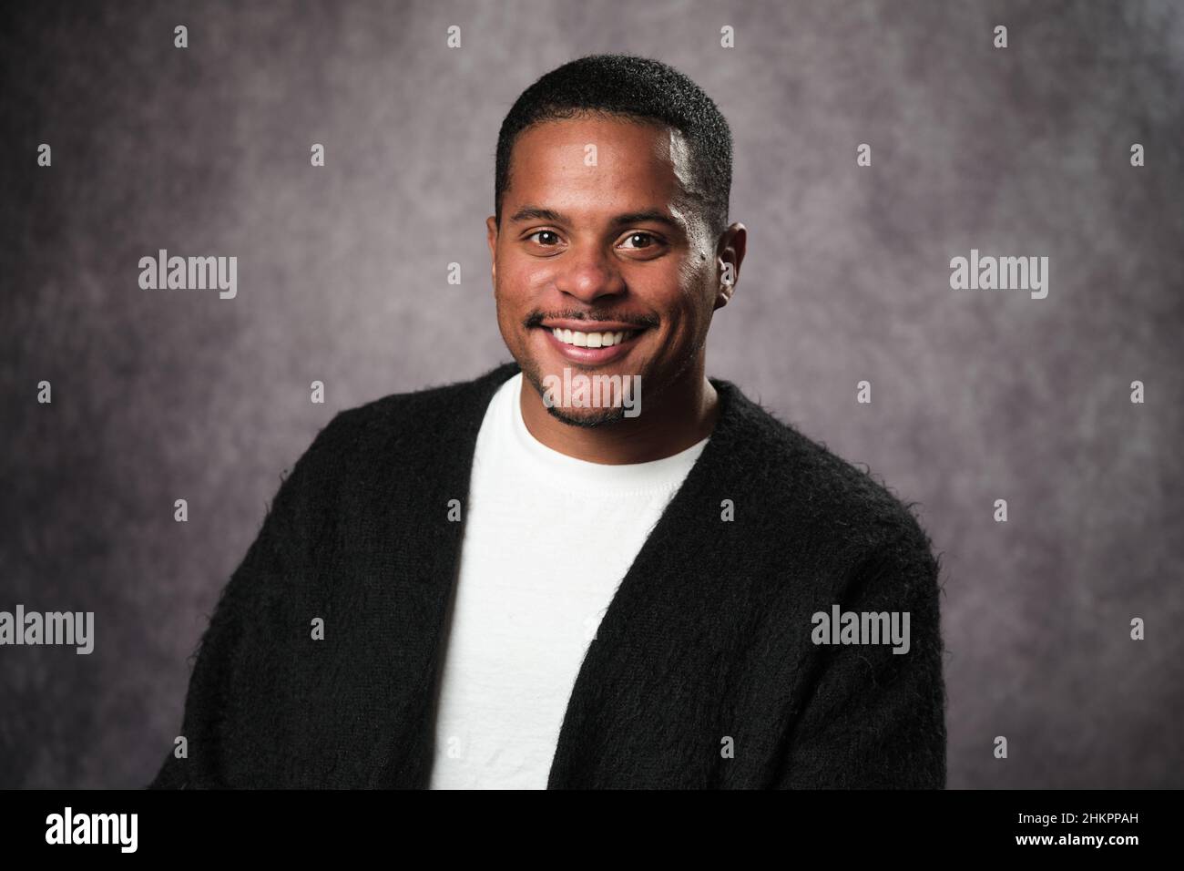 Business Ritratto casual di giovane designer afroamericano sorridente Foto Stock
