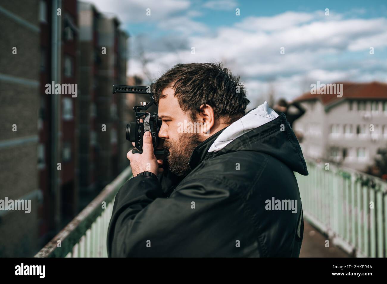 Giovane fotografa di ippster che scatta alcune foto per strada Foto Stock