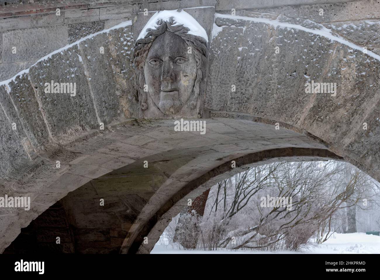 Tsarskoye Selo, San Pietroburgo, Russia – 24 febbraio 2021: Maschera con volto della dea antica sulla rampa vicino alla Galleria Cameron. Il Parco Catherine Foto Stock