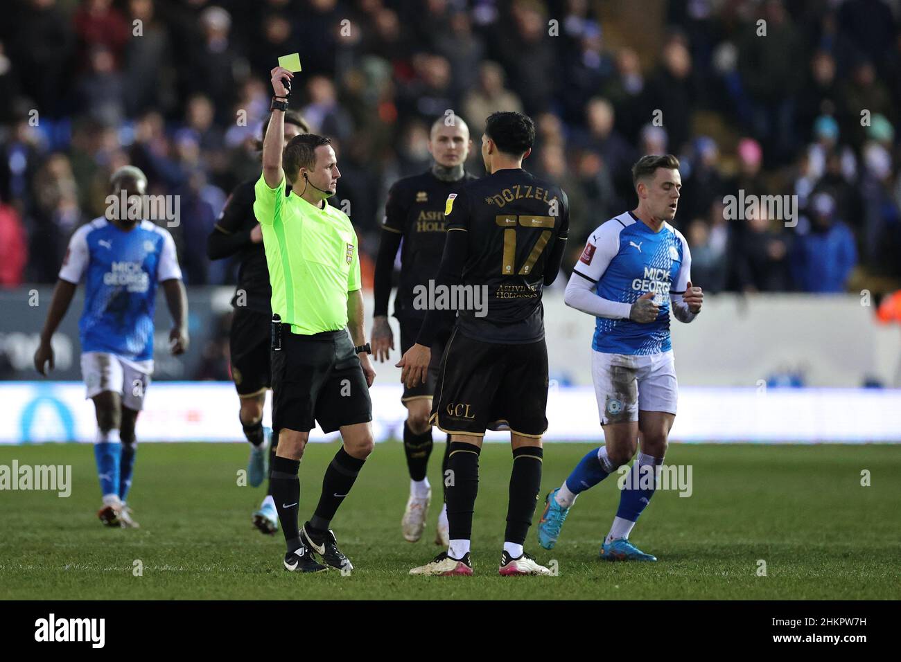 PETERBOROUGH, REGNO UNITO. FEB 5TH. Arbitro della partita, David Webb mostra ad Andre Dozzell dei registi del Queens Park una carta gialla durante la quarta partita della fa Cup Emirates tra Peterborough United e i registi del Queens Park al Weston Homes Stadium, Peterborough sabato 5th febbraio 2022. (Credit: James Holyoak | MI News) Credit: MI News & Sport /Alamy Live News Foto Stock