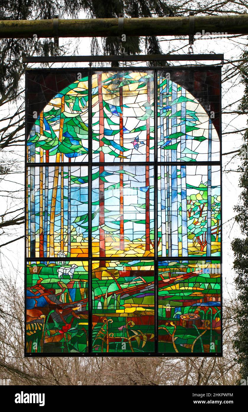 Una mostra del sentiero della scultura della Foresta di Dean con permanente contemporaneo e sculture poste sul sentiero boschivo di s. Cattedrale, Kevin Aterton 1986 Foto Stock