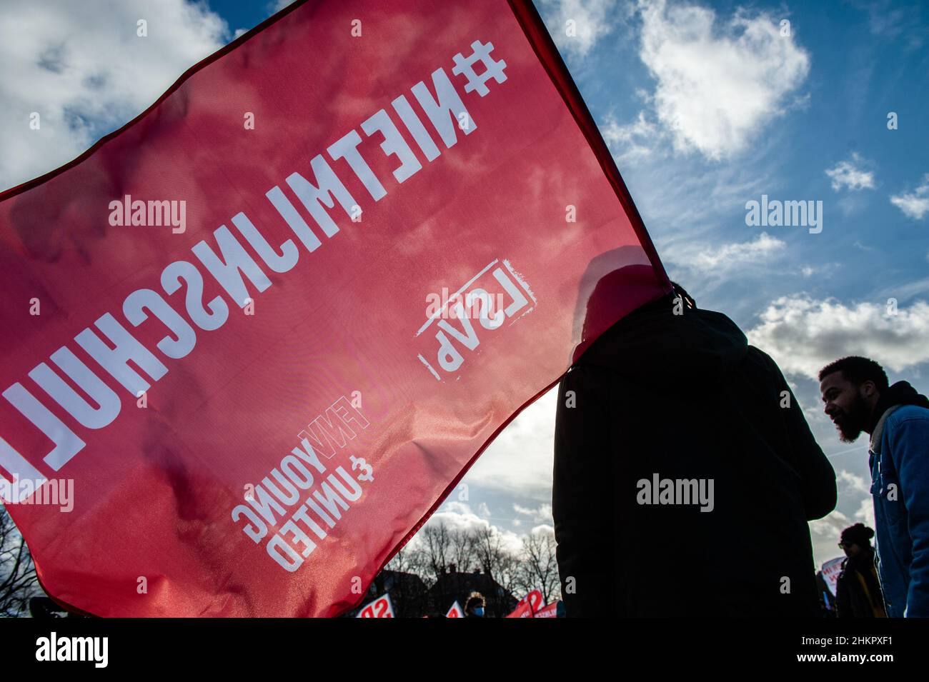 Amsterdam, Paesi Bassi. 05th Feb 2022. Durante la dimostrazione si vede uno studente che detiene una grande bandiera rossa.i sindacati degli studenti con LSVb e FNV, Young & United hanno organizzato una protesta nazionale degli studenti al Museumplein di Amsterdam dove migliaia di studenti si sono riuniti per chiedere la fine del sistema di prestito, una sovvenzione di base senza debito, e la compensazione per tutti gli anni che hanno dovuto prendere in prestito. (Foto di Ana Fernandez/SOPA Images/Sipa USA) Credit: Sipa USA/Alamy Live News Foto Stock