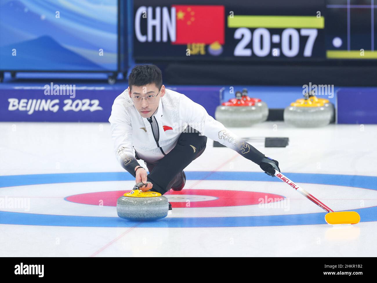 Pechino, Cina. 5th Feb 2022. Ling Zhi della Cina compete durante il curling misto raddoppia round robin evento delle Olimpiadi invernali di Pechino 2022 tra Cina e Norvegia al National Aquatics Center di Pechino, capitale della Cina, 5 febbraio 2022. Credit: Wang Jingqiang/Xinhua/Alamy Live News Foto Stock