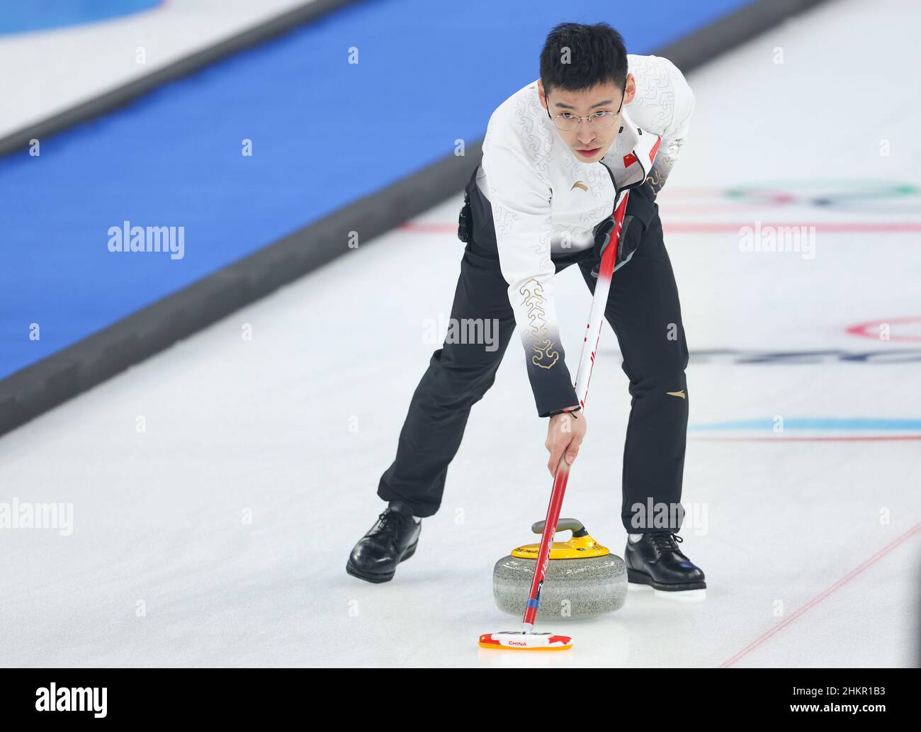 Pechino, Cina. 5th Feb 2022. Ling Zhi della Cina compete durante il curling misto raddoppia round robin evento delle Olimpiadi invernali di Pechino 2022 tra Cina e Norvegia al National Aquatics Center di Pechino, capitale della Cina, 5 febbraio 2022. Credit: Wang Jingqiang/Xinhua/Alamy Live News Foto Stock