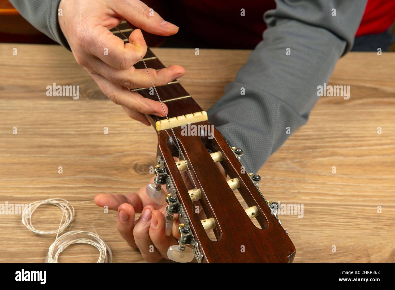 Cambiare le corde di nylon su una chitarra classica a sei corde. Istruzioni  per il musicista Foto stock - Alamy