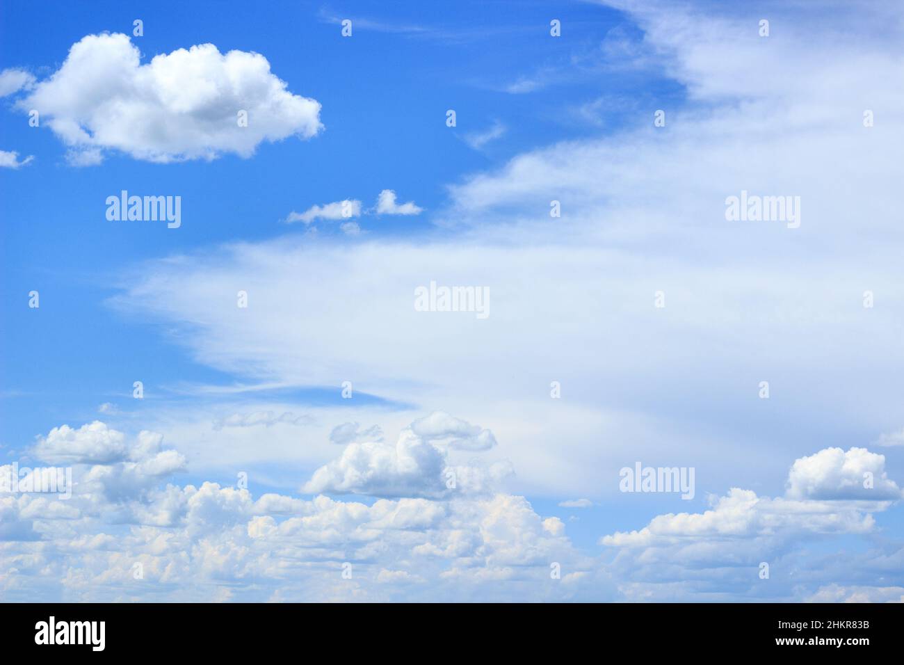 Bianco morbido cumulo nuvole, cielo blu, sfondo, struttura. Concetto - ecologia, aria rurale pulita, incontaminata Foto Stock