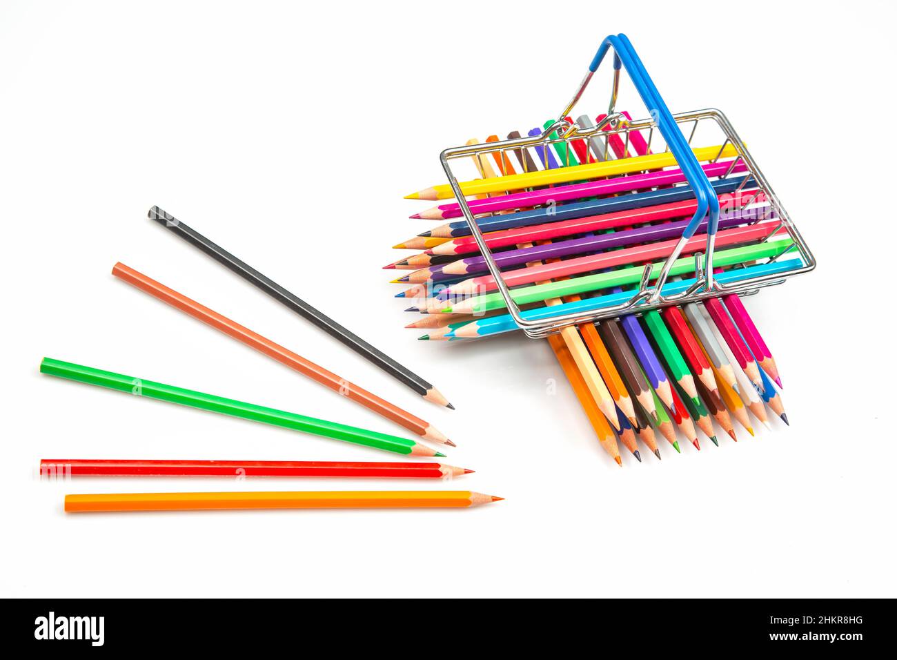 set di matite colorate per disegnare in un cestino dal mercato. strumento per  disegno creativo artistico. matita a colori Foto stock - Alamy