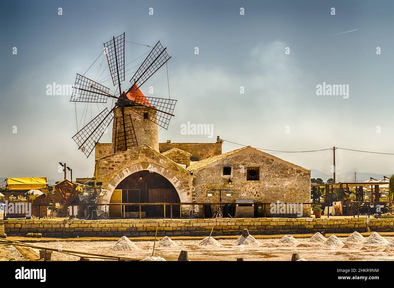 Antico mulino a vento per la produzione di sale a Motya vicino Trapani, Sicilia, Italia Foto Stock