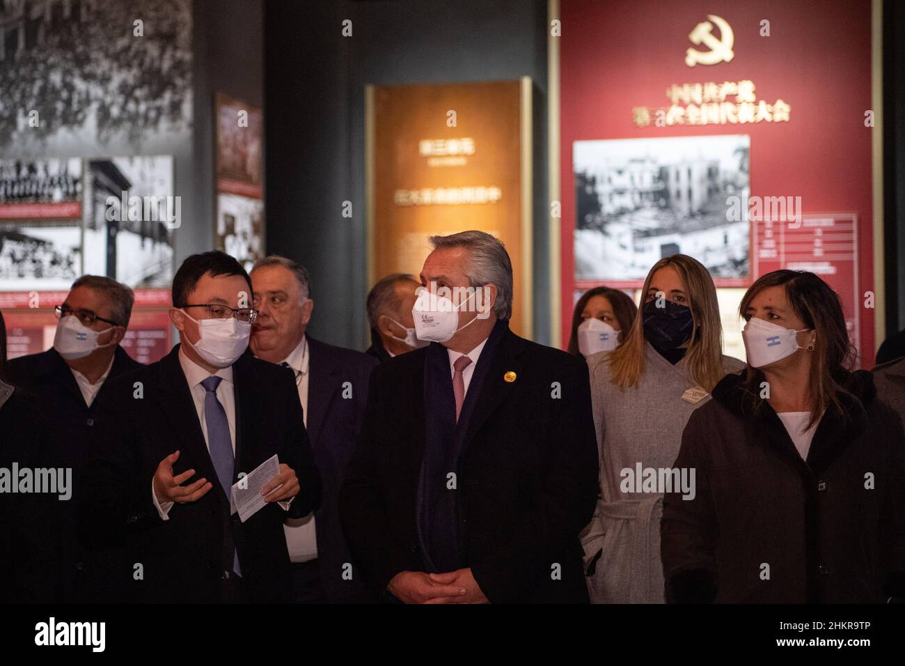 Pechino, Cina. 4th Feb 2022. Il presidente argentino Alberto Fernandez (fronte C) visita il Museo del Partito Comunista Cinese a Pechino, Cina, 4 febbraio 2022. Credit: Xu Bingjie/Xinhua/Alamy Live News Foto Stock