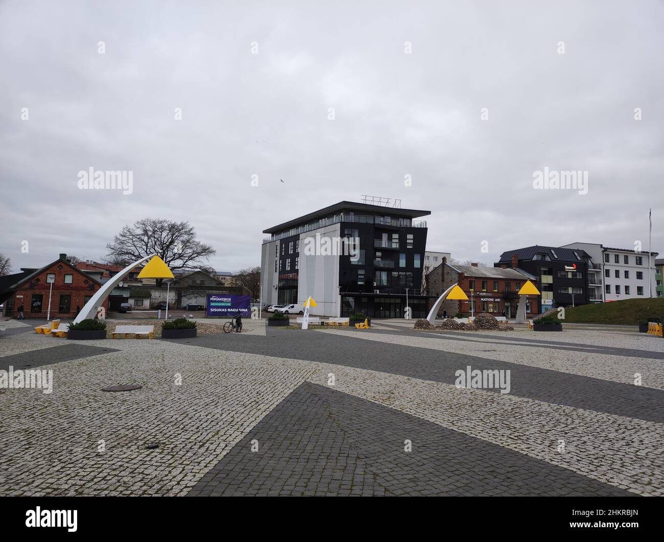 Rakvere, Estonia - 13 novembre 2021: Piazza centrale di Rakvere con luci di strada moderne in una forma di lampade da pavimento Foto Stock