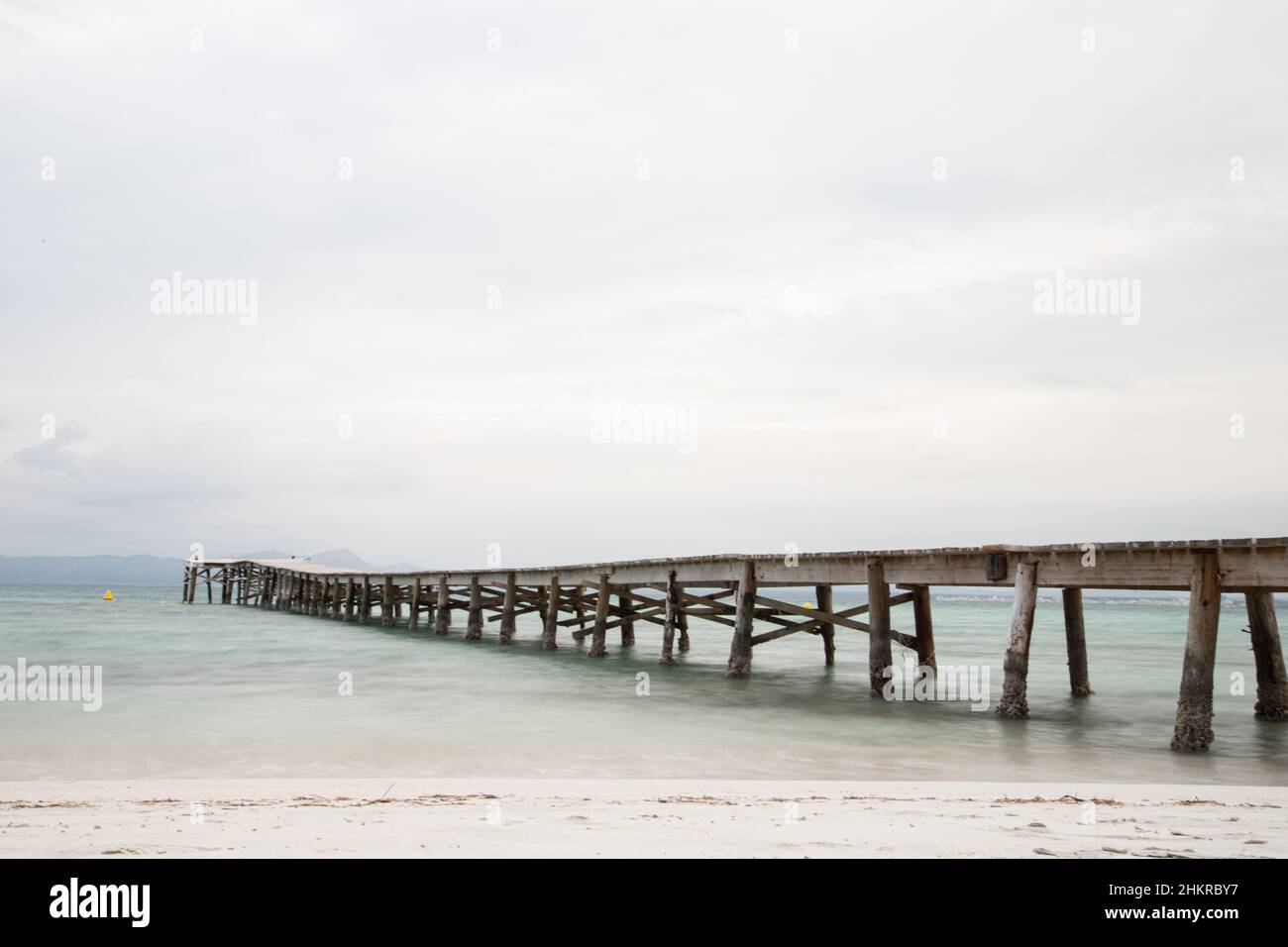 Molo di legno durante una giornata nuvolosa a Maiorca, Spagna Foto Stock