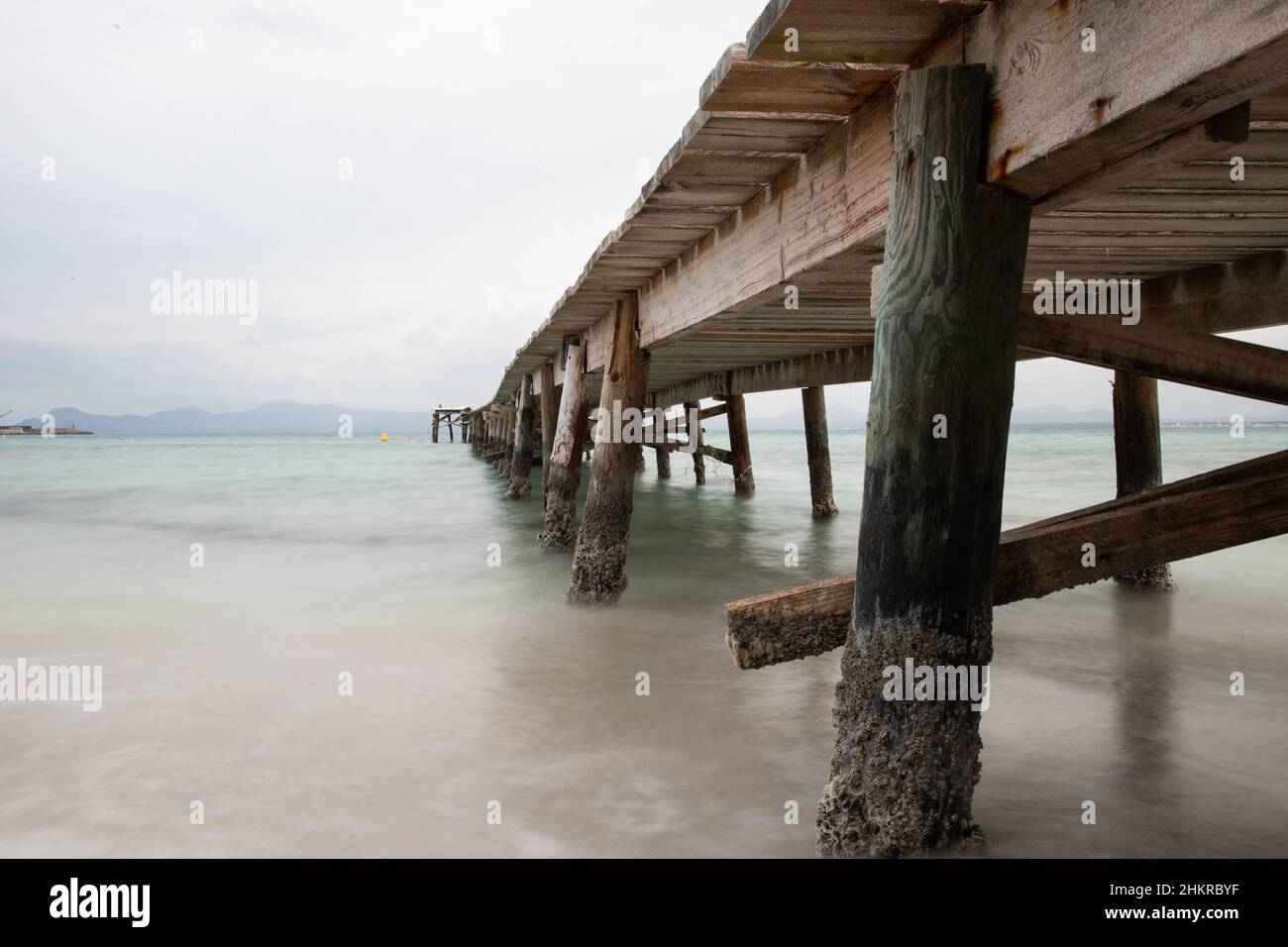 Molo di legno durante una giornata nuvolosa a Maiorca, Spagna Foto Stock