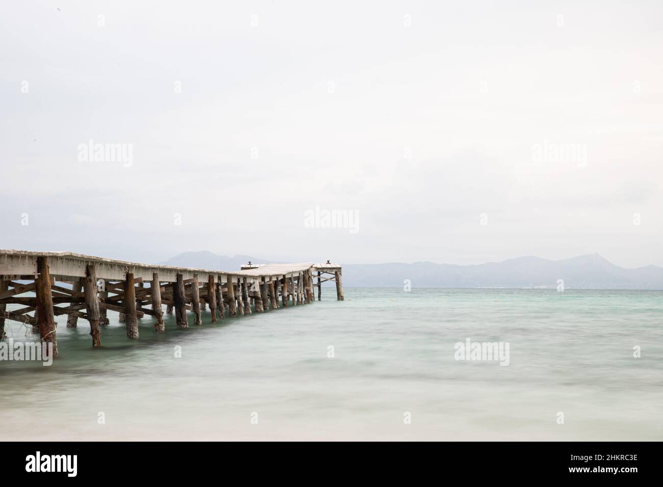 Molo di legno durante una giornata nuvolosa a Maiorca, Spagna Foto Stock