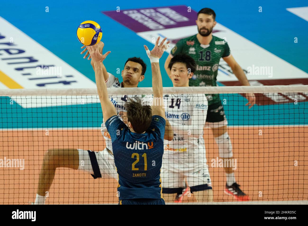 Verona, Italia. 05th Feb 2022. Attacco di Barthelemy Chinenyeze - Allianz Power Volley Milano durante NBV Verona vs Allianz Milano, Volley Campionato Italiano Serie A Men Superleague a Verona, Italia, Febbraio 05 2022 Credit: Independent Photo Agency/Alamy Live News Foto Stock