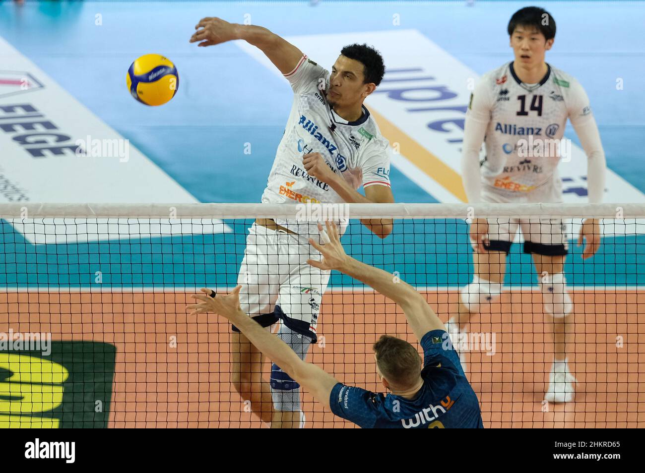 Verona, Italia. 05th Feb 2022. Attacco di Barthelemy Chinenyeze - Allianz Power Volley Milano durante NBV Verona vs Allianz Milano, Volley Campionato Italiano Serie A Men Superleague a Verona, Italia, Febbraio 05 2022 Credit: Independent Photo Agency/Alamy Live News Foto Stock