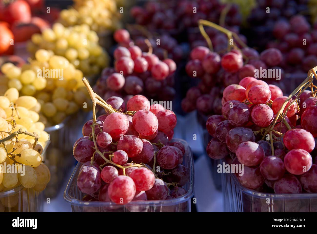 Primo piano dell'uva. Messa a fuoco selettiva e soft. Le uve mature e succose vengono vendute al bazar degli agricoltori Foto Stock