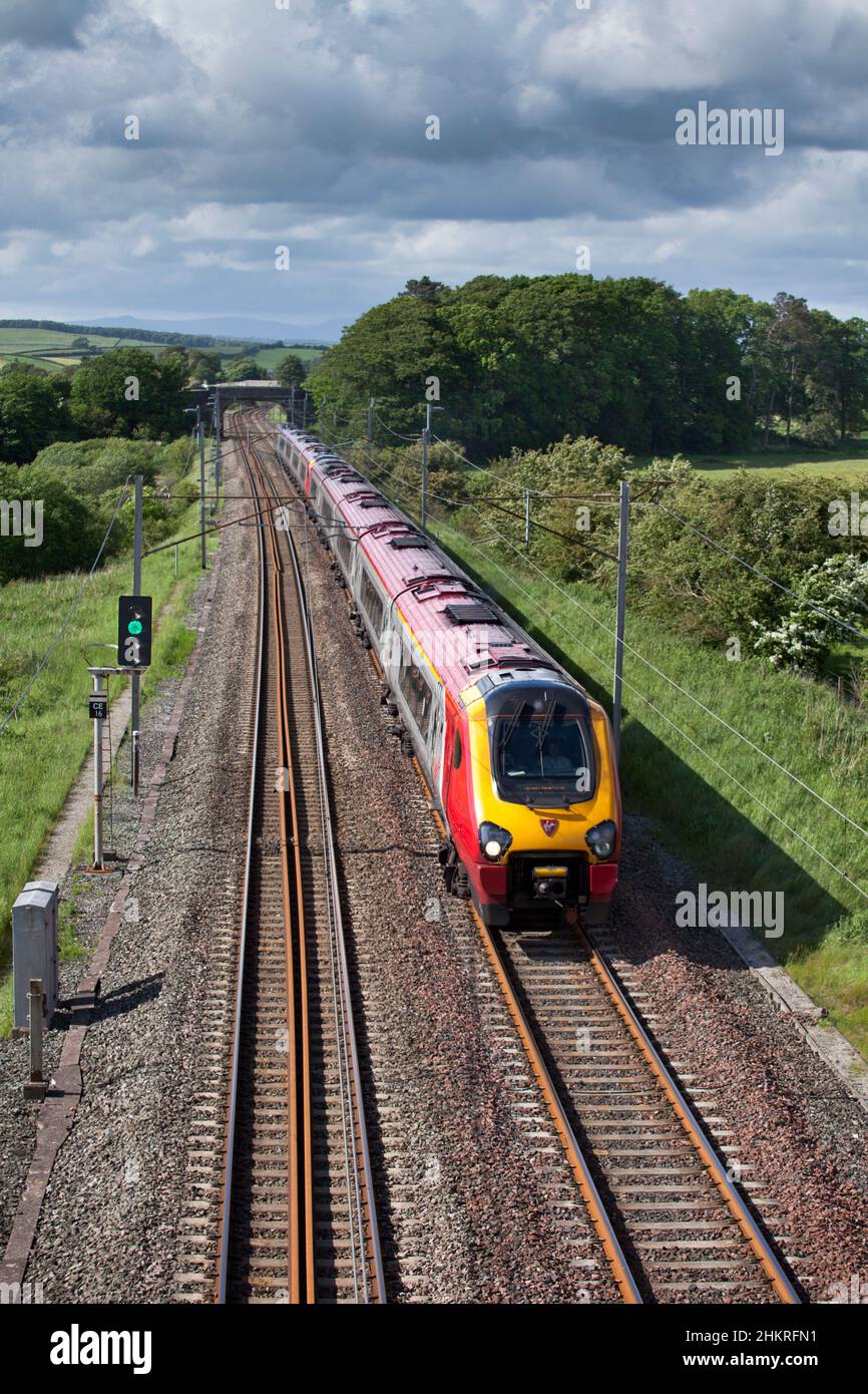 Virgin Trains Bombardier classe 221 treno voyager sulla linea principale della costa occidentale in Cumbria Foto Stock