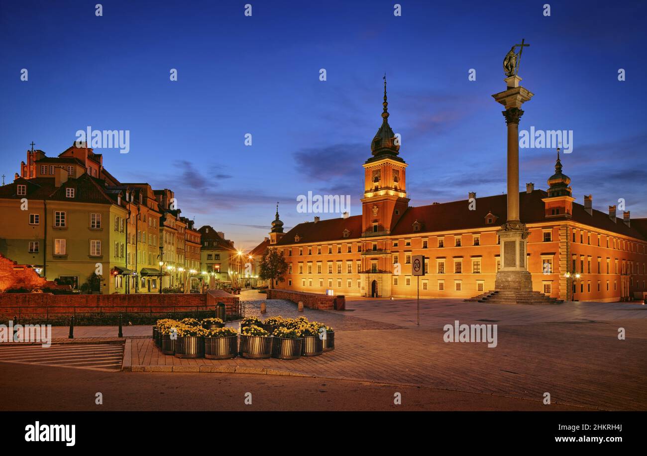 Varsavia, il Castello reale, Piazza del Castello e la colonna di Sigismund di notte Foto Stock
