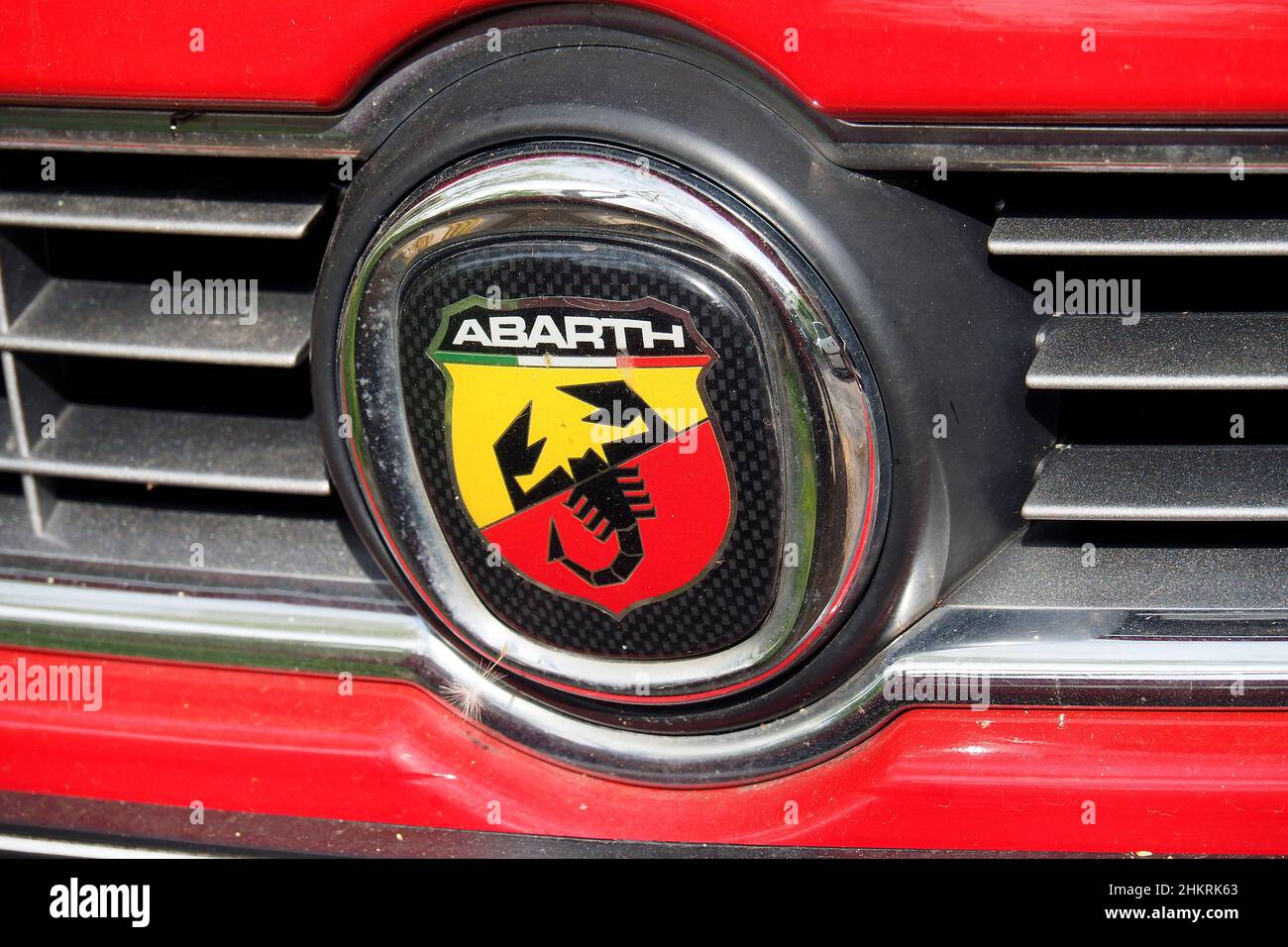 Logo Abarth su un'auto (è un costruttore italiano di auto da corsa e da strada), Budapest, Ungheria, Magyarország, Europa Foto Stock