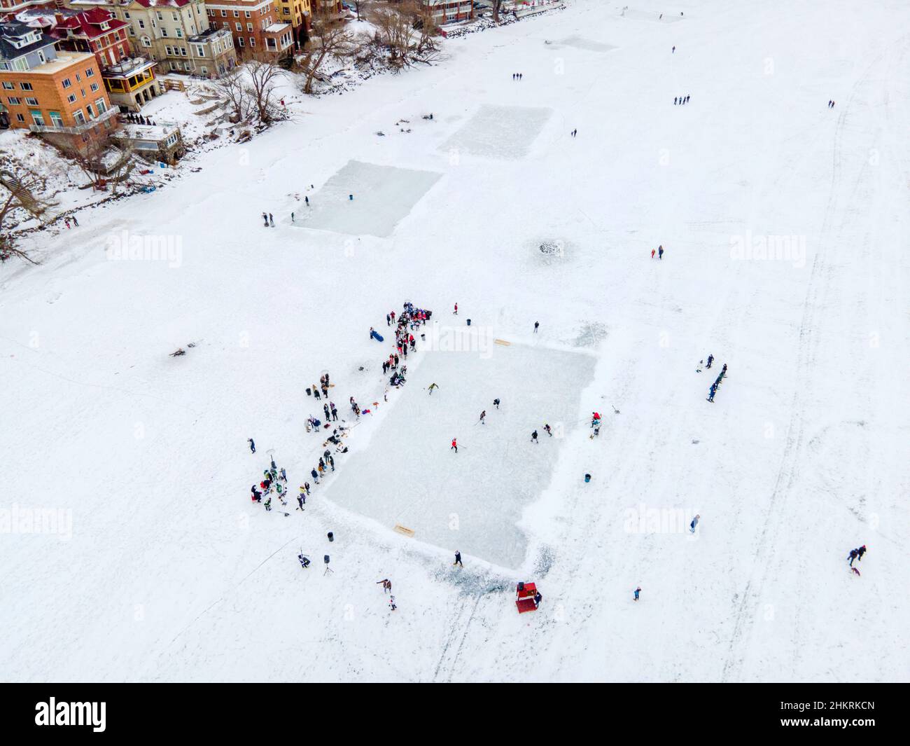 Fotografia aerea sul lago congelato Mendota, in occasione del Frozen Assets Festival, Madison, Wisconsin, USA. Foto Stock