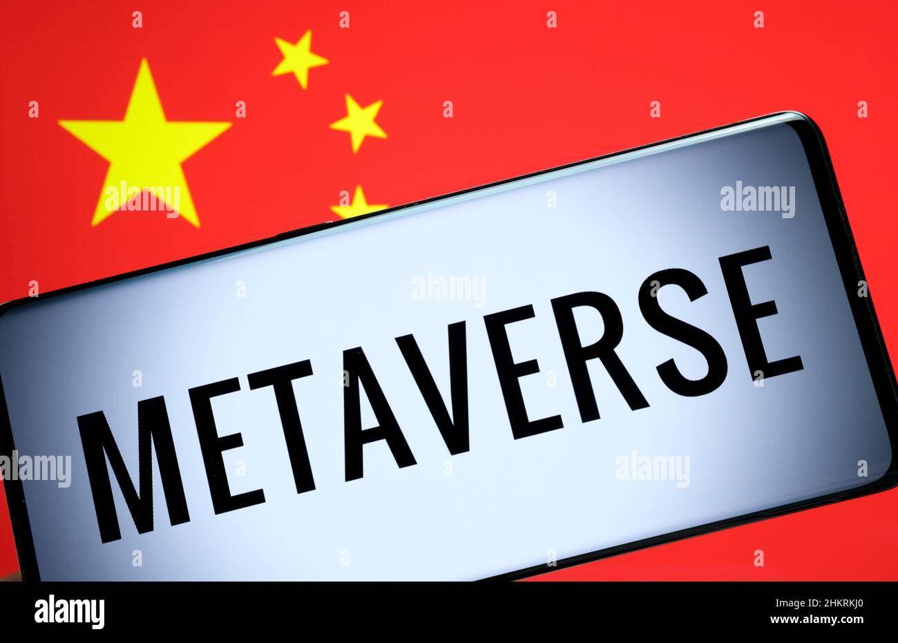 LA METAVERSIONE in concetto di Cina. Parola metaversa visto sullo smartphone e bandiera cinese sullo sfondo sfocato. Foto Stock