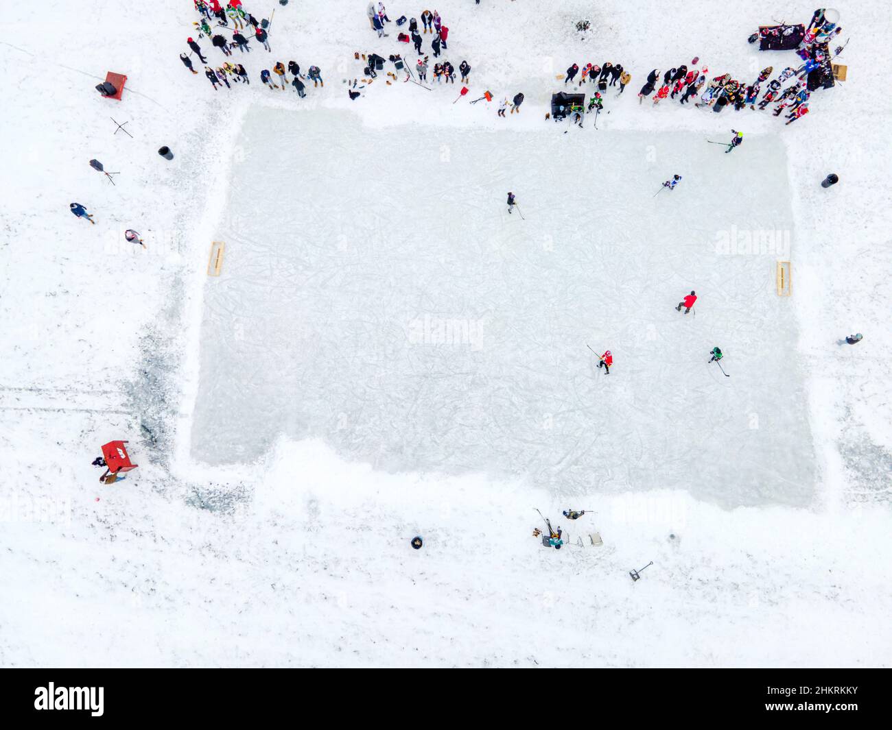 Fotografia aerea sul lago congelato Mendota, in occasione del Frozen Assets Festival, Madison, Wisconsin, USA. Foto Stock