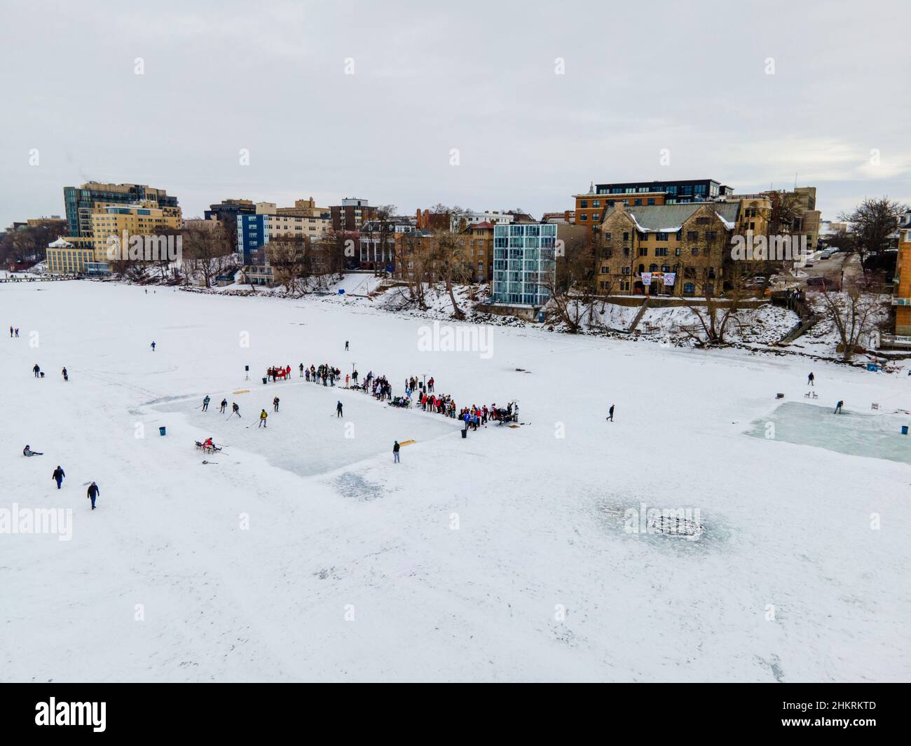 Fotografia aerea sul lago congelato Mendota, in occasione del Frozen Assets Festival, Madison, Wisconsin, USA. Foto Stock