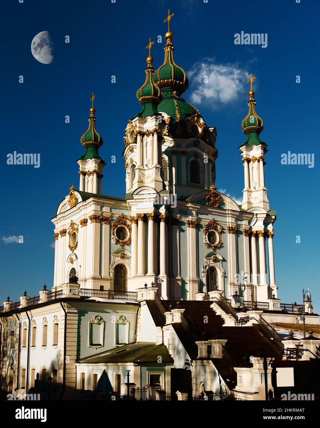 La chiesa di Sant'Andrea a Kiev contro il cielo blu nella giornata di sole. Chiesa a cinque cupole in stile barocco. Stauropegion del Patriarcato ecumenico in Ucraina Foto Stock