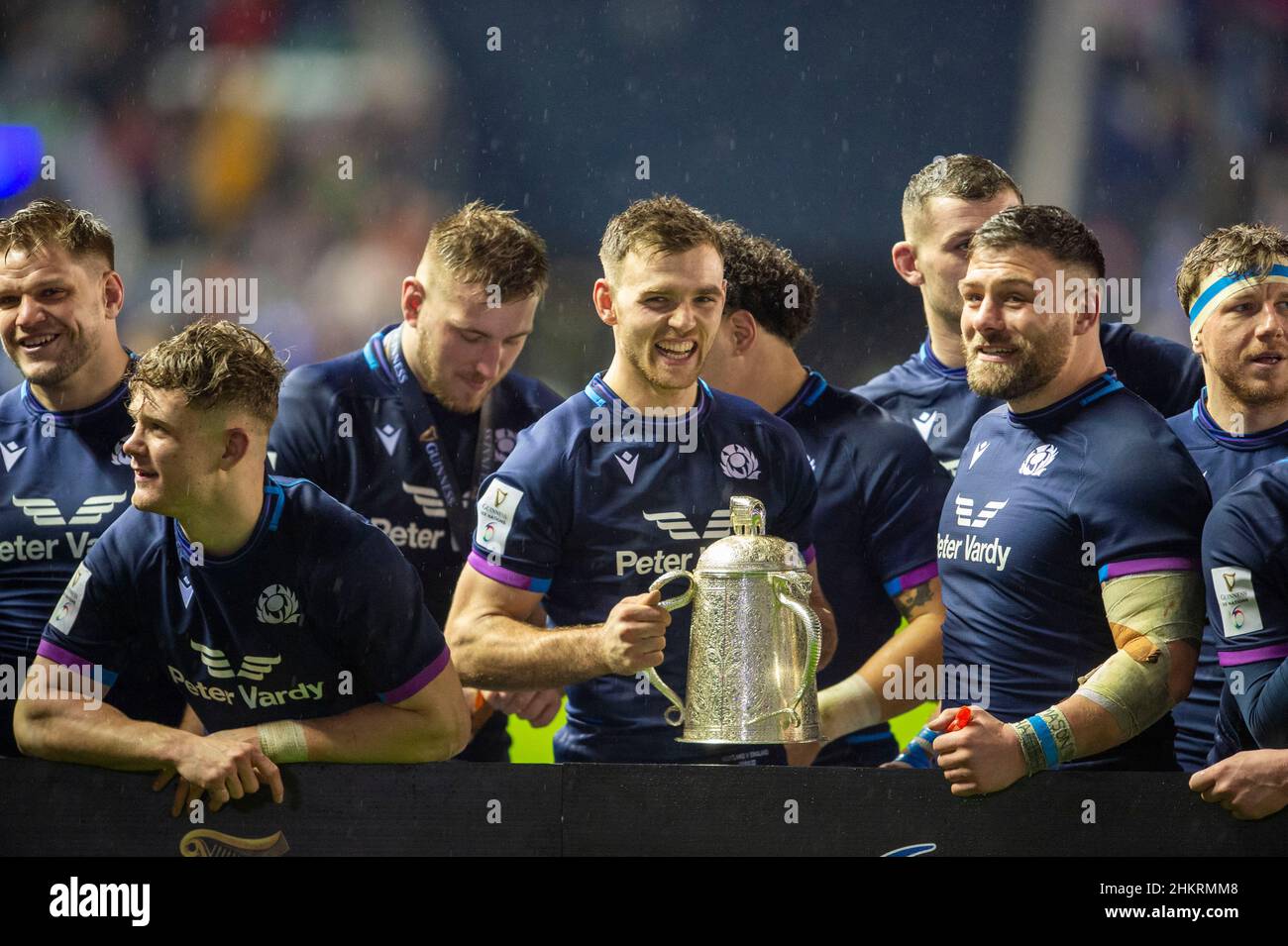5th febbraio 2022: Guinness Six Nations 2022, Scotland Try Scorer e debutant ben White tiene la coppa di Calcutta dopo la partita Scozia contro Inghilterra della Coppa di Calcutta al BT Murrayfield Stadium. Edimburgo. Scozia, Regno Unito. Credit: Ian Rutherford Alamy Live News. Foto Stock
