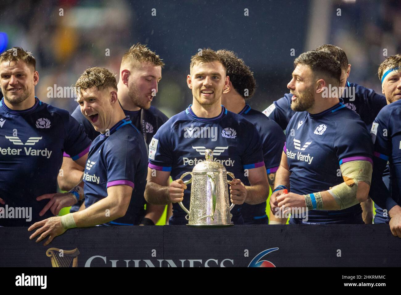 5th febbraio 2022: Guinness Six Nations 2022, Scotland Try Scorer e debutant ben White tiene la coppa di Calcutta dopo la partita Scozia contro Inghilterra della Coppa di Calcutta al BT Murrayfield Stadium. Edimburgo. Scozia, Regno Unito. Credit: Ian Rutherford Alamy Live News. Foto Stock