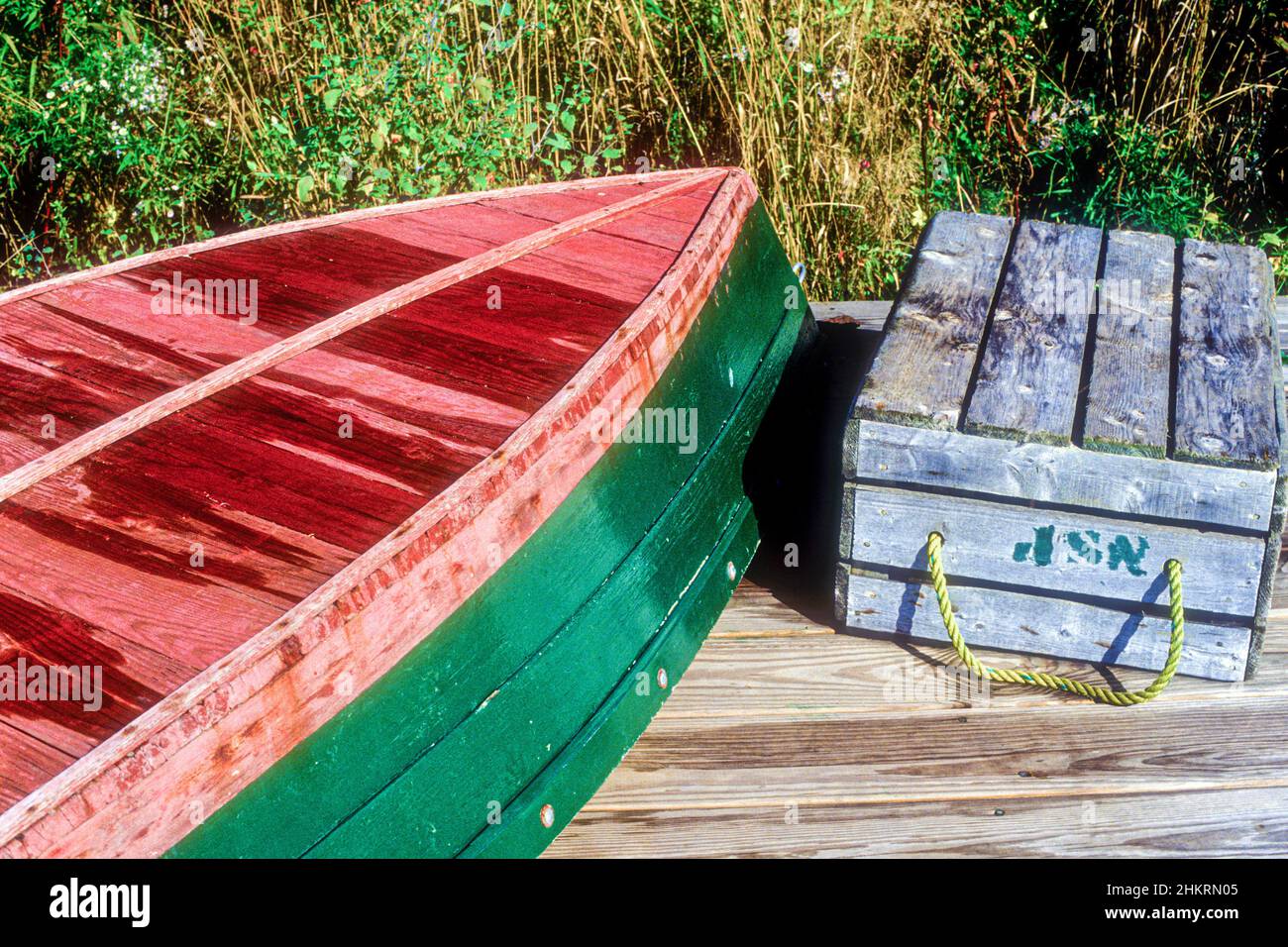 Una barca a remi rovesciata sulla riva a Bailey Island, Maine Foto Stock
