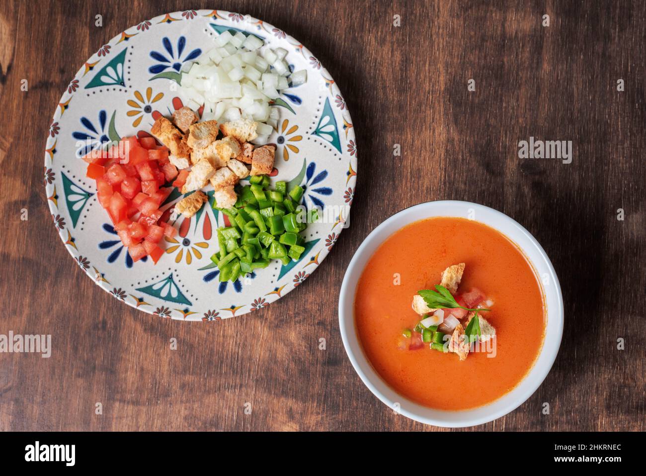 Gazpacho, tipica zuppa fredda andalusa a base di pomodoro, aglio, pepe e cipolla. Su sfondo di legno scuro. Foto Stock