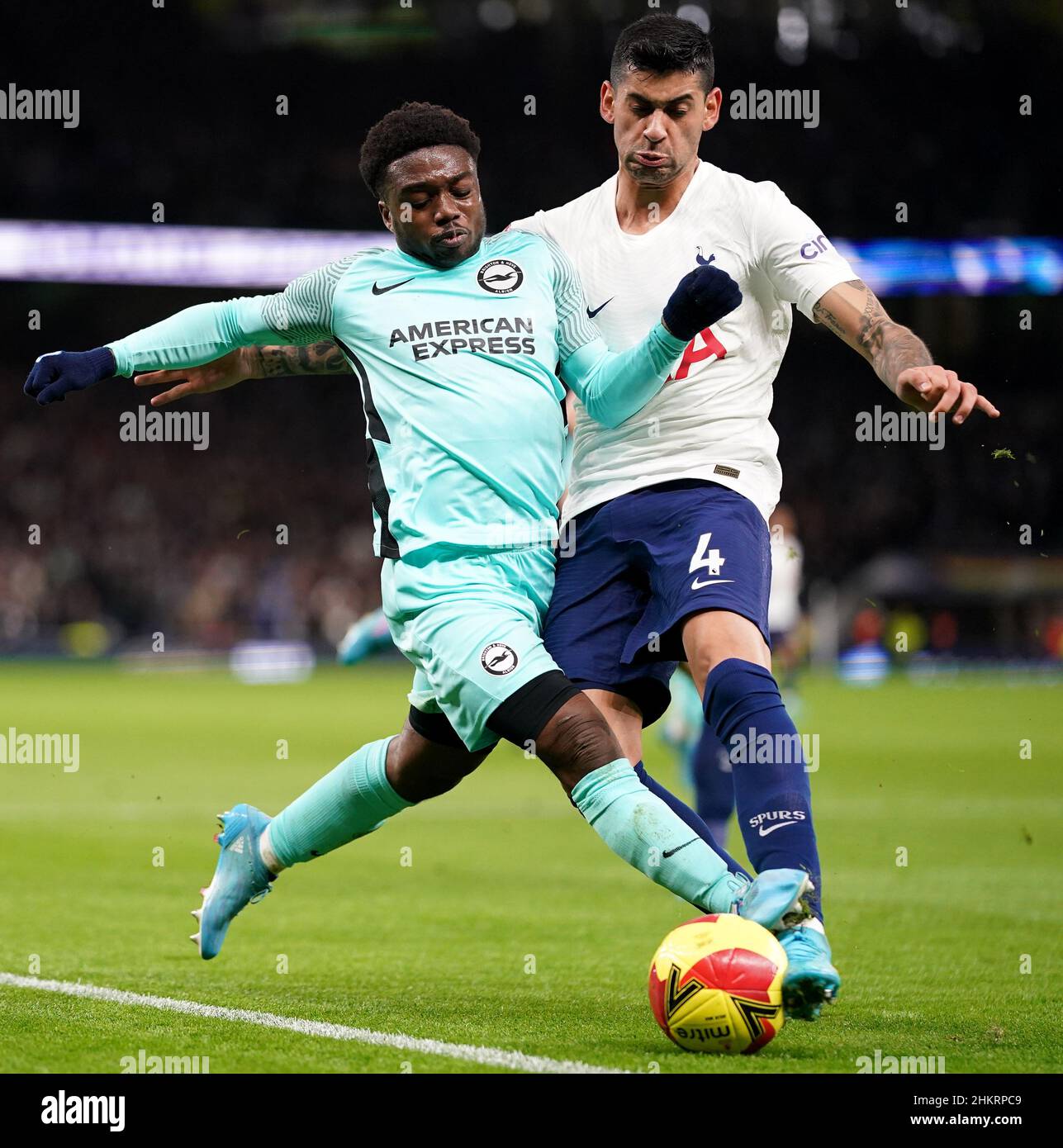 Brighton e Hove Albion's Tariq Lamptey (a sinistra) e Cristian Romero di Tottenham Hotspur combattono per la palla durante la quarta partita di Emirates fa Cup al Tottenham Hotspur Stadium, Londra. Data foto: Sabato 5 febbraio 2022. Foto Stock