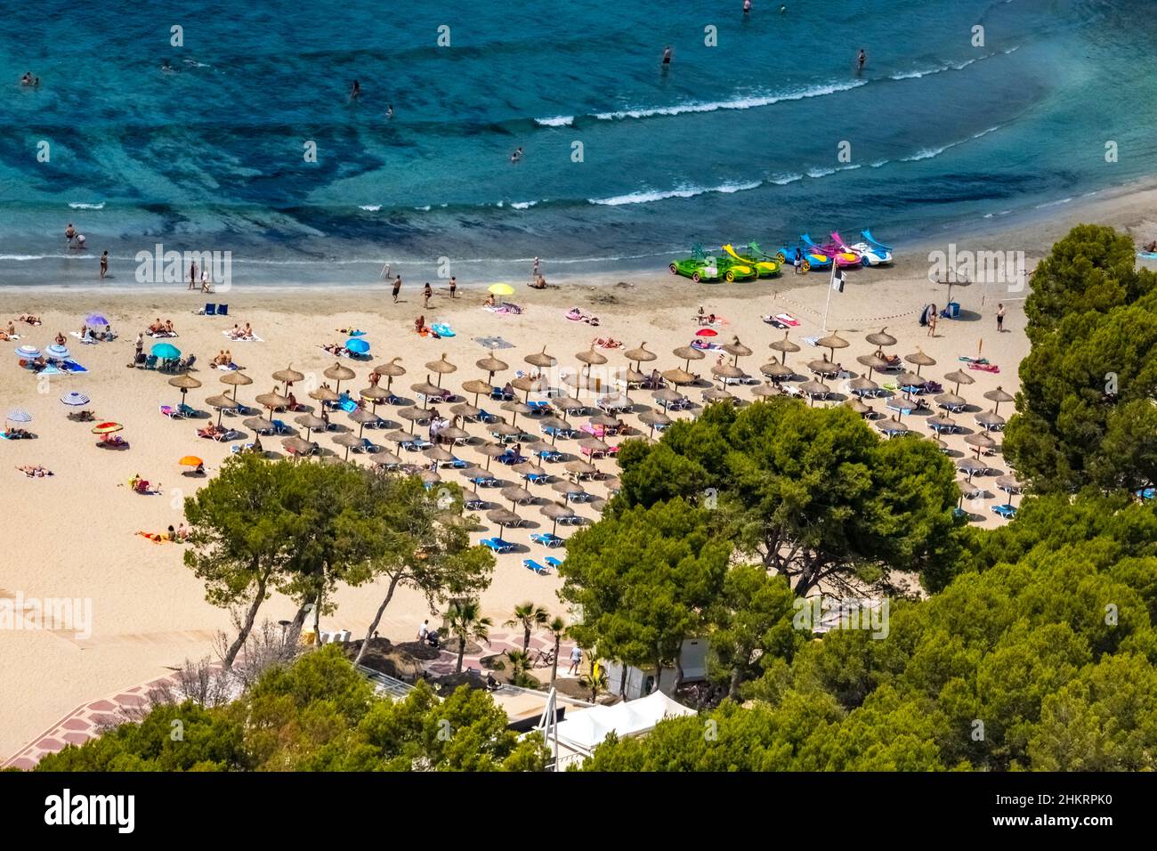 Veduta aerea, solarium e bagni sulla spiaggia di sabbia Platja de Santa Pona, Santa Pona, Calvià, Maiorca, Isole Baleari, Spagna, bagnanti, bagnanti, Foto Stock