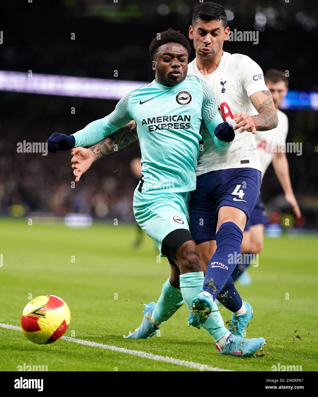 Brighton e Hove Albion's Tariq Lamptey (a sinistra) e Cristian Romero di Tottenham Hotspur combattono per la palla durante la quarta partita di Emirates fa Cup al Tottenham Hotspur Stadium, Londra. Data foto: Sabato 5 febbraio 2022. Foto Stock
