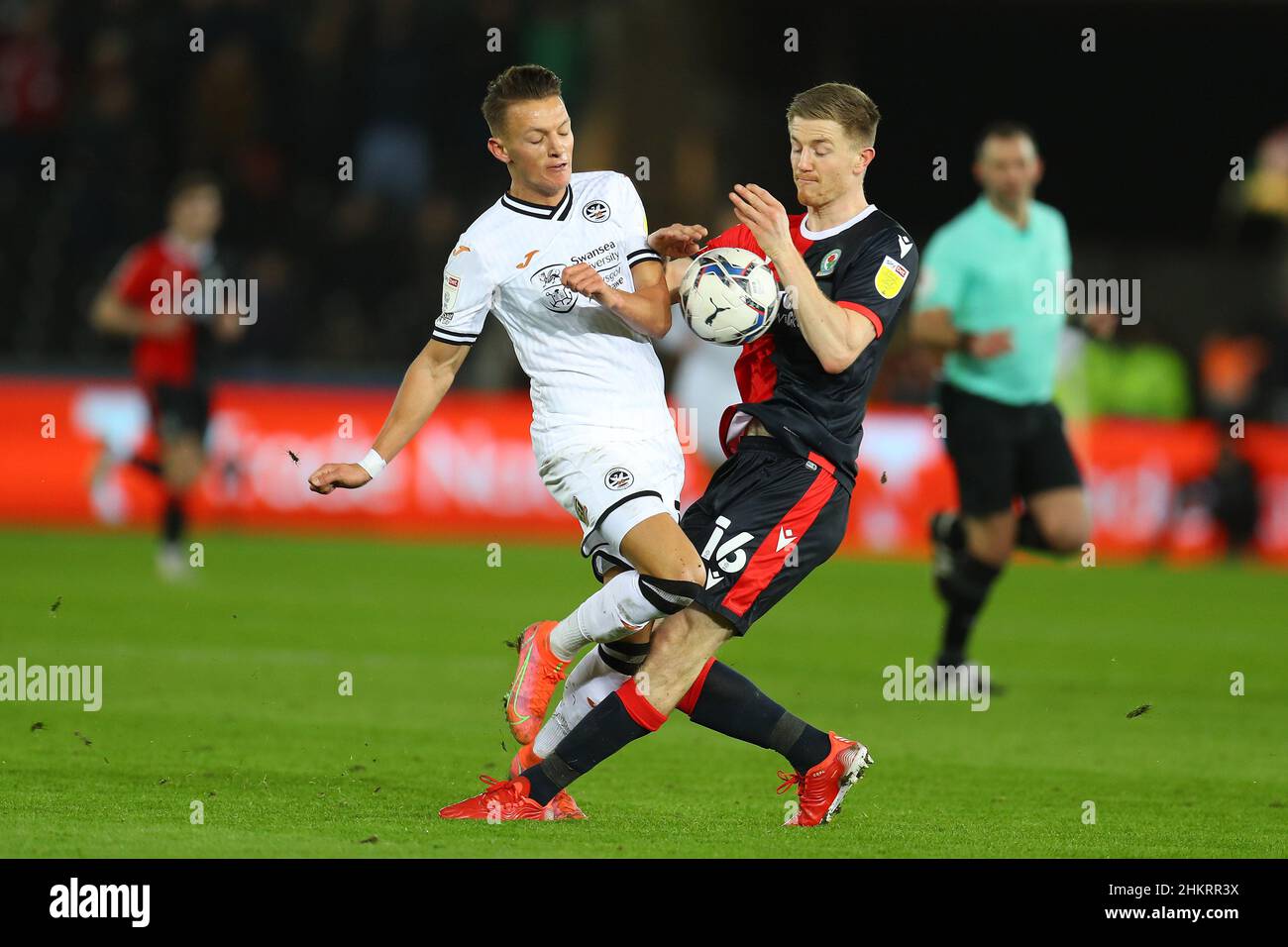 Swansea, Regno Unito. 05th Feb 2022. Hannes Wolf della città di Swansea è sfidato da Scott Wharton di Blackburn Rovers (r). EFL Skybet Championship Match, Swansea City vs Blackburn Rovers allo Stadio Swansea.com di Swansea sabato 5th febbraio 2022. Questa immagine può essere utilizzata solo a scopo editoriale. Solo per uso editoriale, licenza richiesta per uso commerciale. Nessun uso in scommesse, giochi o un singolo club/campionato/giocatore pubblicazioni. pic di Andrew Orchard//Alamy Live news Foto Stock