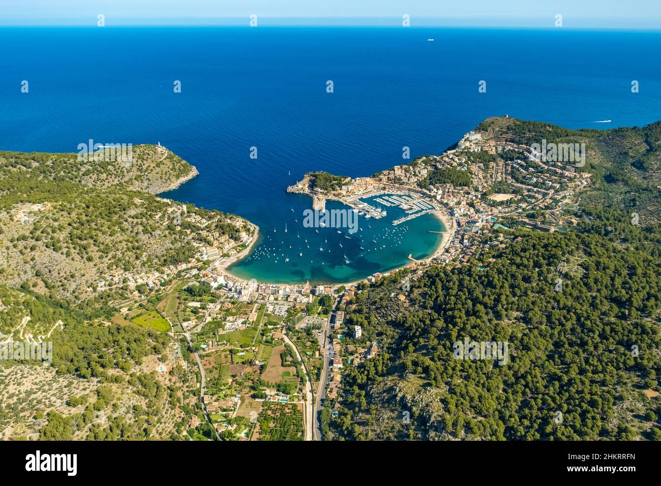 Veduta aerea, Port de Sóller, Porto di Sóller, Fari far de Bufador e far de SA Creu all'ingresso del porto, Sóller, Maiorca, Isole Baleari Foto Stock