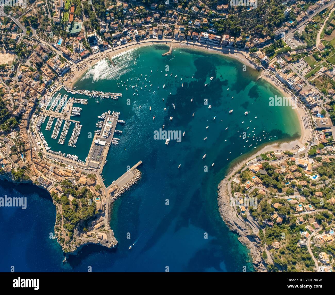 Veduta aerea, Port de Sóller, Porto di Sóller, Fari far de Bufador e far de SA Creu all'ingresso del porto, Sóller, Maiorca, Isole Baleari, Foto Stock