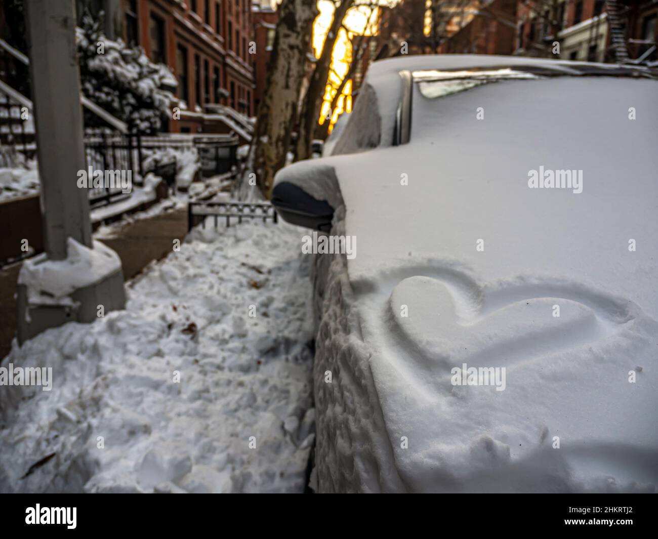 New York City Bownstone sul lato est superiore di manharran con il cuore scritto in neve su auto Foto Stock