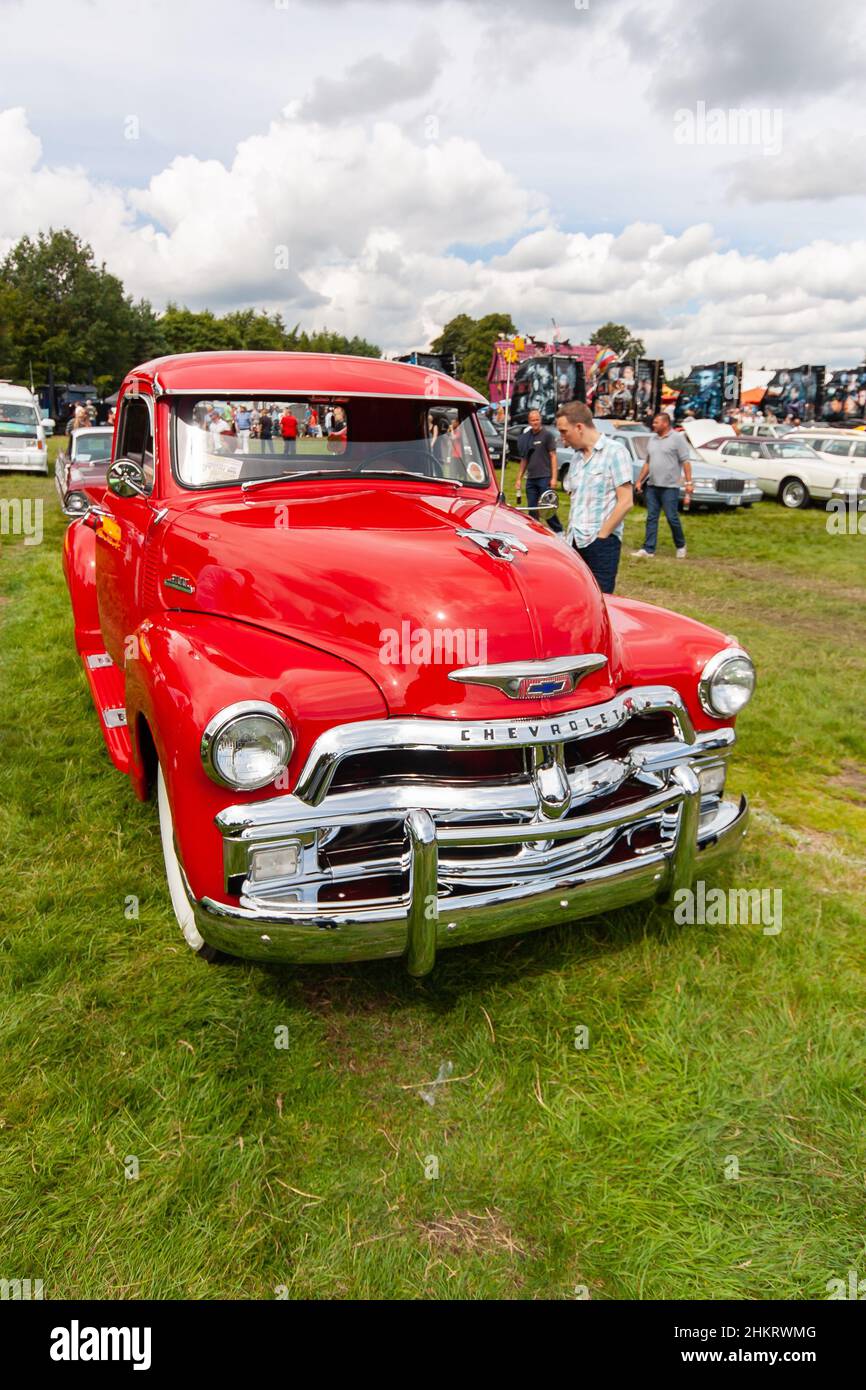 vintage Red 1954 1955 Chevrolet 3600 chevy pick-up furgone presso l'esposizione di auto Foto Stock