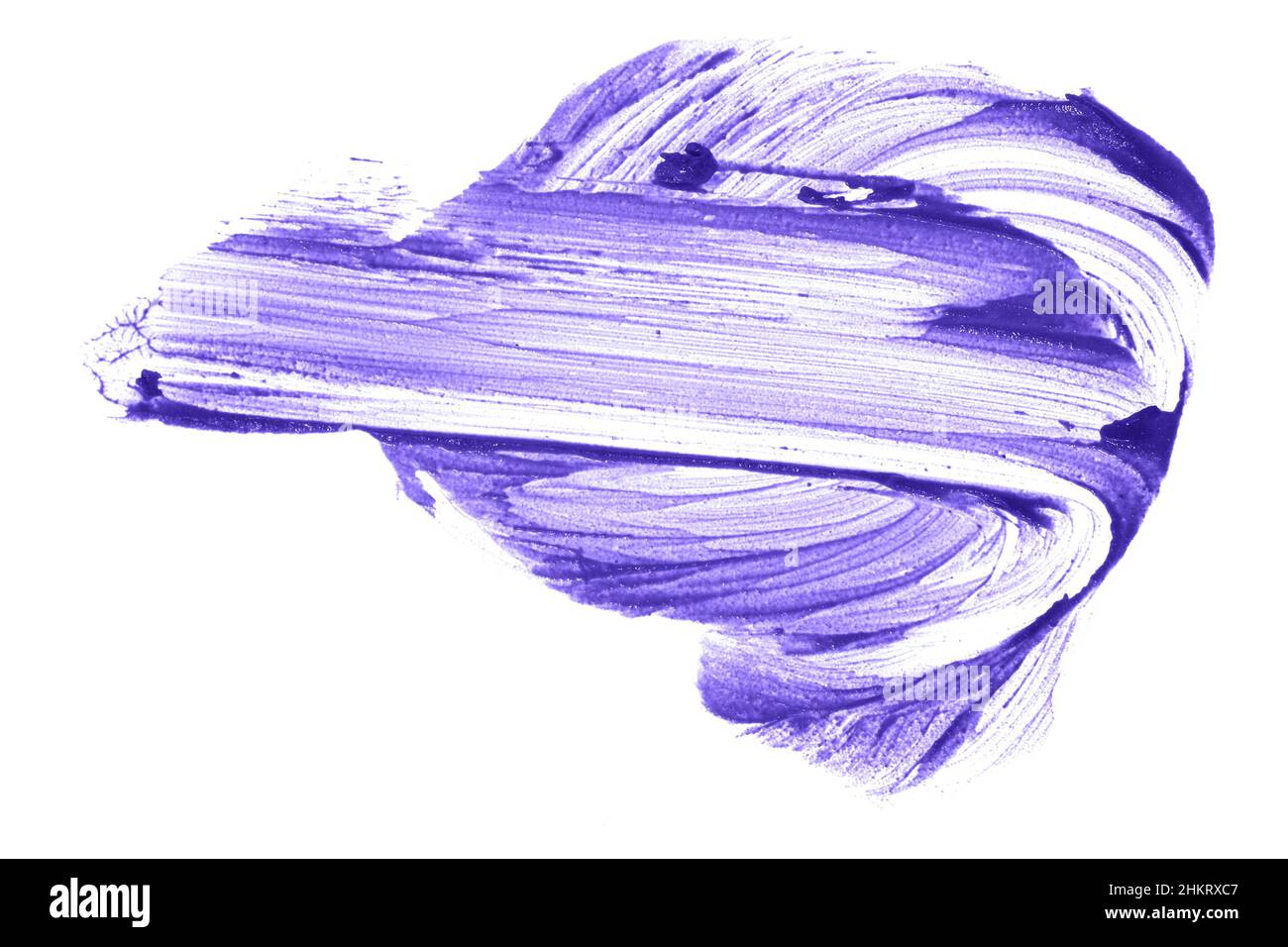 Primo piano della consistenza cremosa del makeup.il colore lilla del prodotto cosmetico. Macchie di rossetto macchiate si distinguono su uno sfondo bianco isolato. Foto di alta qualità Foto Stock