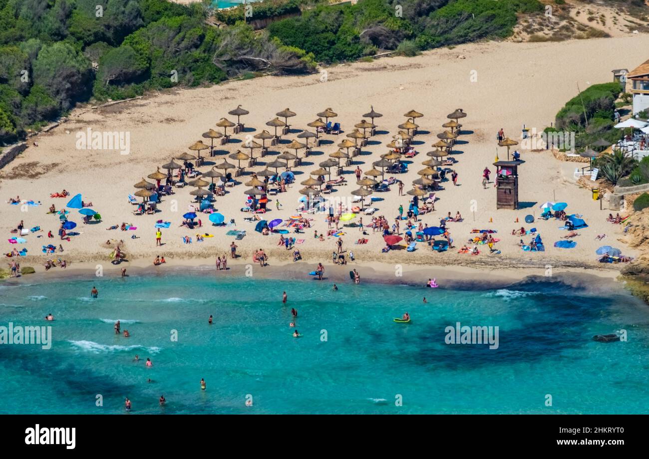 Veduta aerea, Cala Anguila-Cala Mendia, Baia e Spiaggia Playa de Cala Mandia, Manacor, Maiorca, Isole Baleari, Spagna, Europa, bagnanti, baia, ES, hotel, Foto Stock