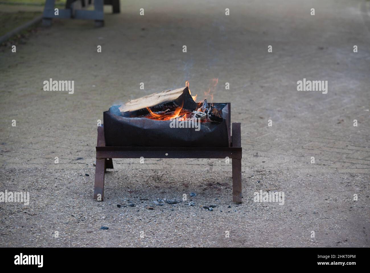 casa fatta buca del fuoco con legno che brucia Foto Stock