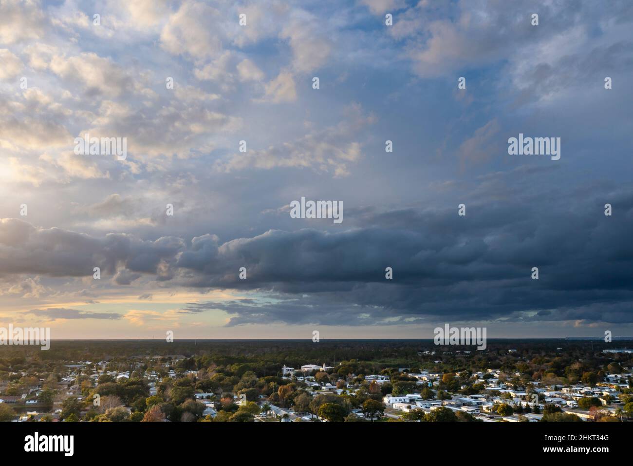 Antenna di un ominus che si avvicina tempesta fronte rivolto a ovest che guarda su cime degli alberi e comunità suburbana di Port Orange, florida, USA. Foto Stock