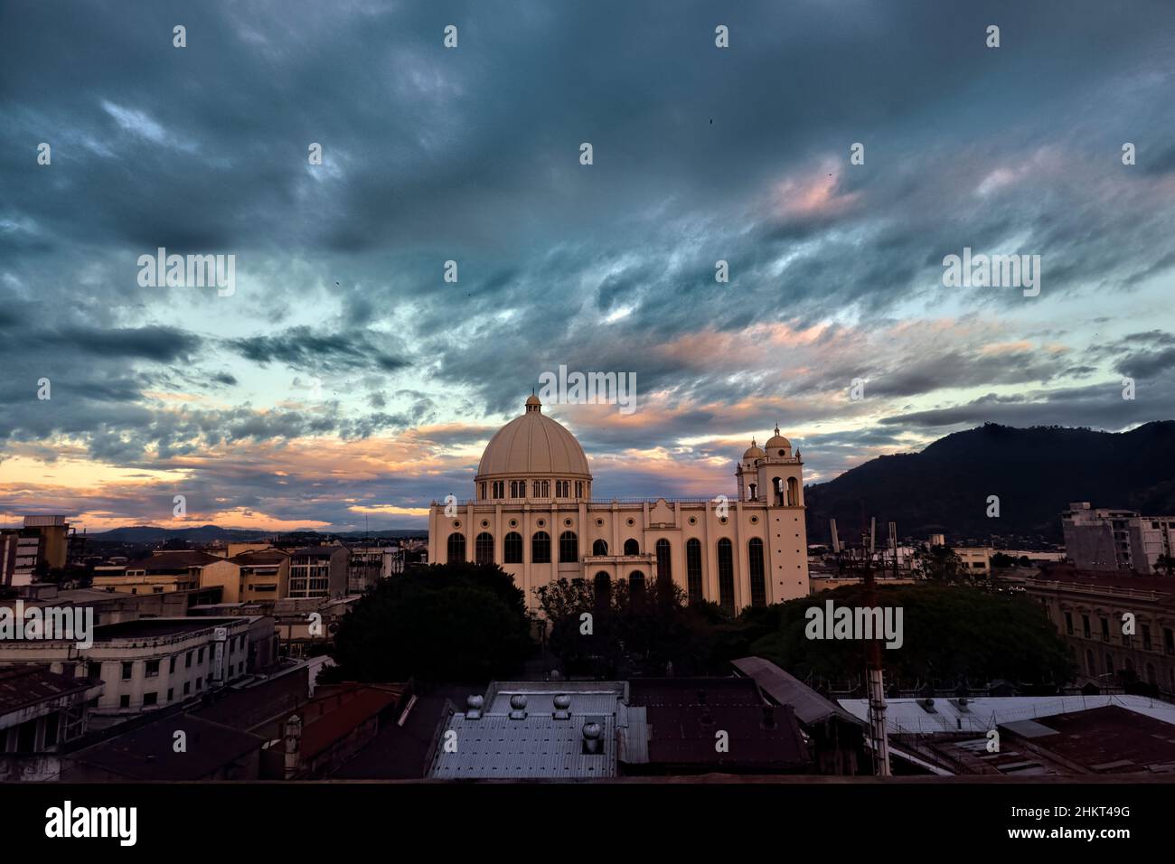 Cattedrale Metropolitana di San Salvador al tramonto, San Salvador, El Salvador Foto Stock
