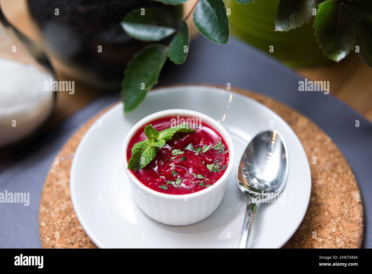 Sorbetto di frutti di bosco fuso in ramekin. Una porzione. Foto Stock