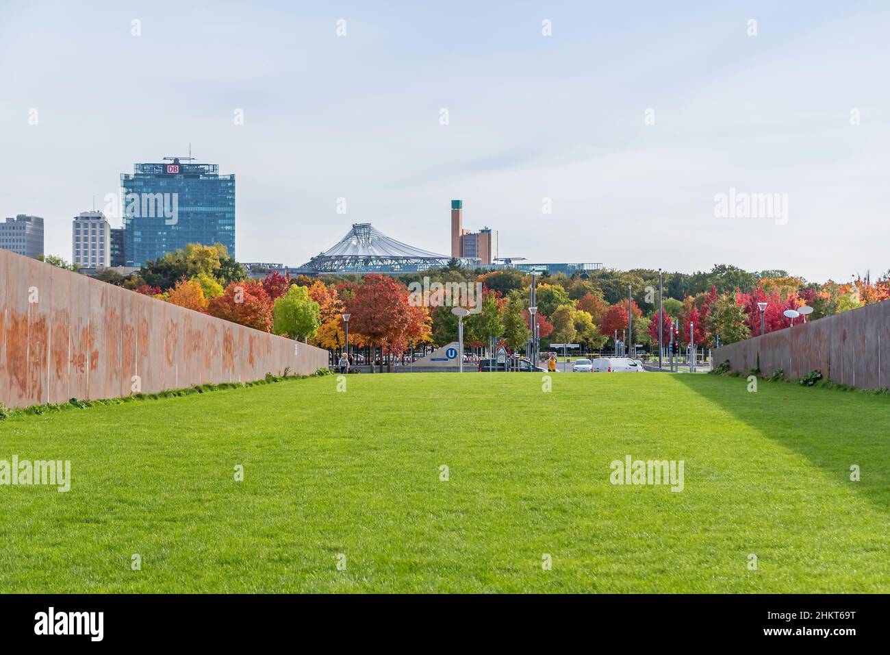 Berlino, Germania - 18 ottobre 2021: Spreebogenpark con i colorati alberi di automobili e il tetto del Sony Center progettato da Helmut Jahn come visto dal Foto Stock