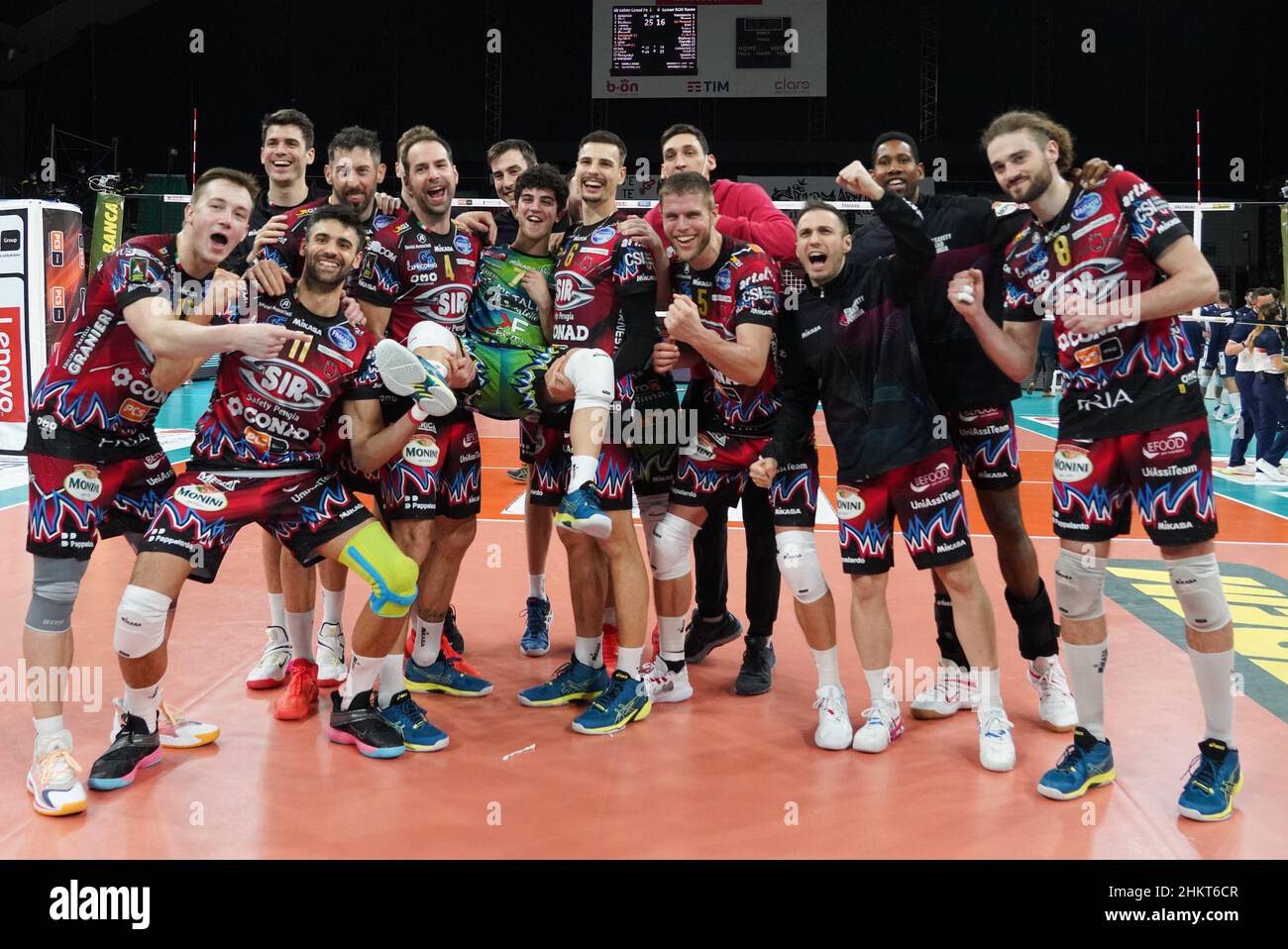 Perugia, Italia. 05th Feb, 2022. sir safety conad perugia esulta per la vittoria durante Sir Safety Conad Perugia vs Consar Ravenna, Volley Campionato Italiano Serie A Men Superleague a Perugia, Italia, Febbraio 05 2022 Credit: Independent Photo Agency/Alamy Live News Foto Stock